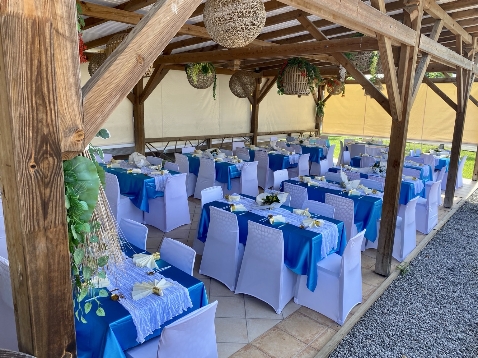 Grande salle couverte dressée pour un événement